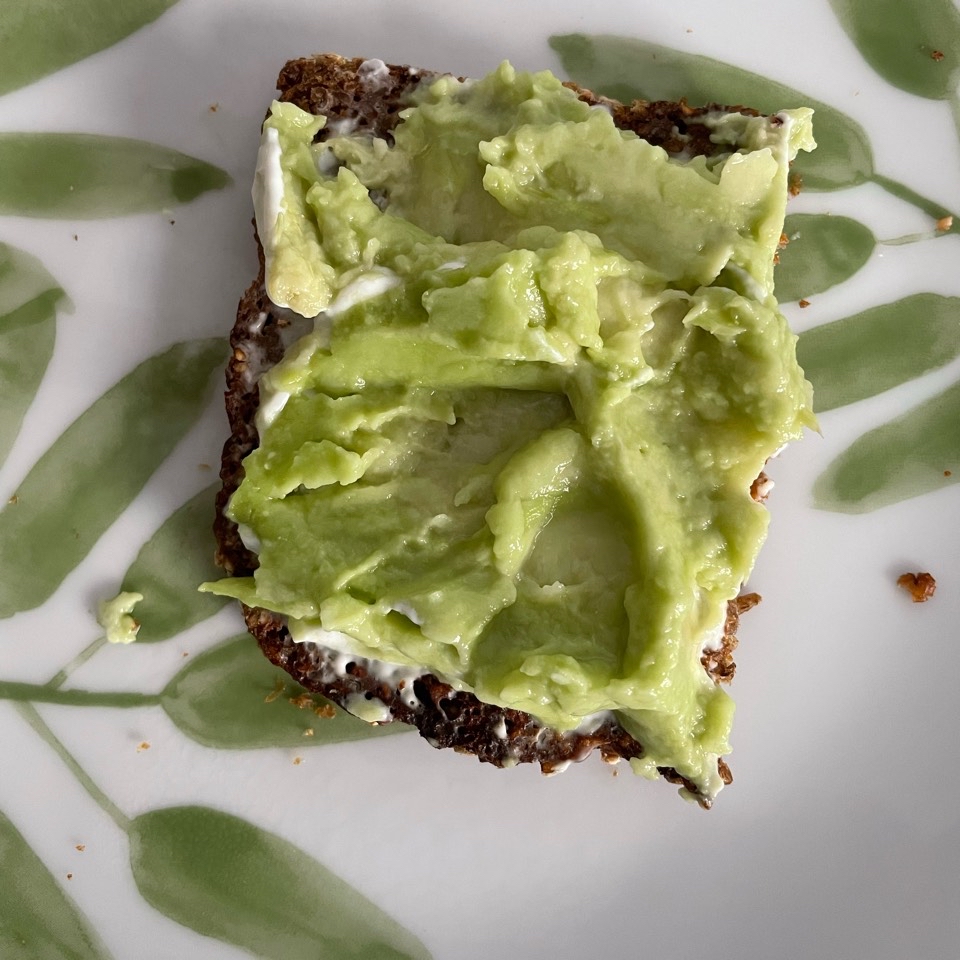 Tostada de pan alemán, queso crema y aguacate Tostada de pan alemán, queso crema y aguacate