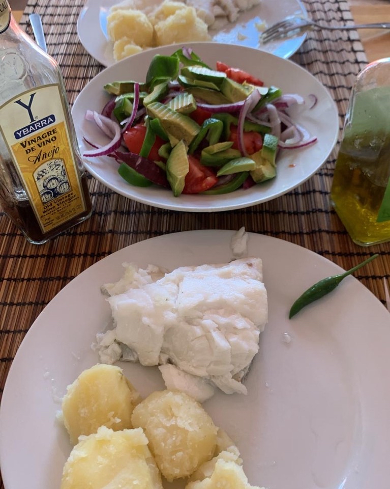 Bacalao guisado con papas y ensalada (aceite y vinagre) Bacalao guisado con papas y ensalada (aceite y vinagre)