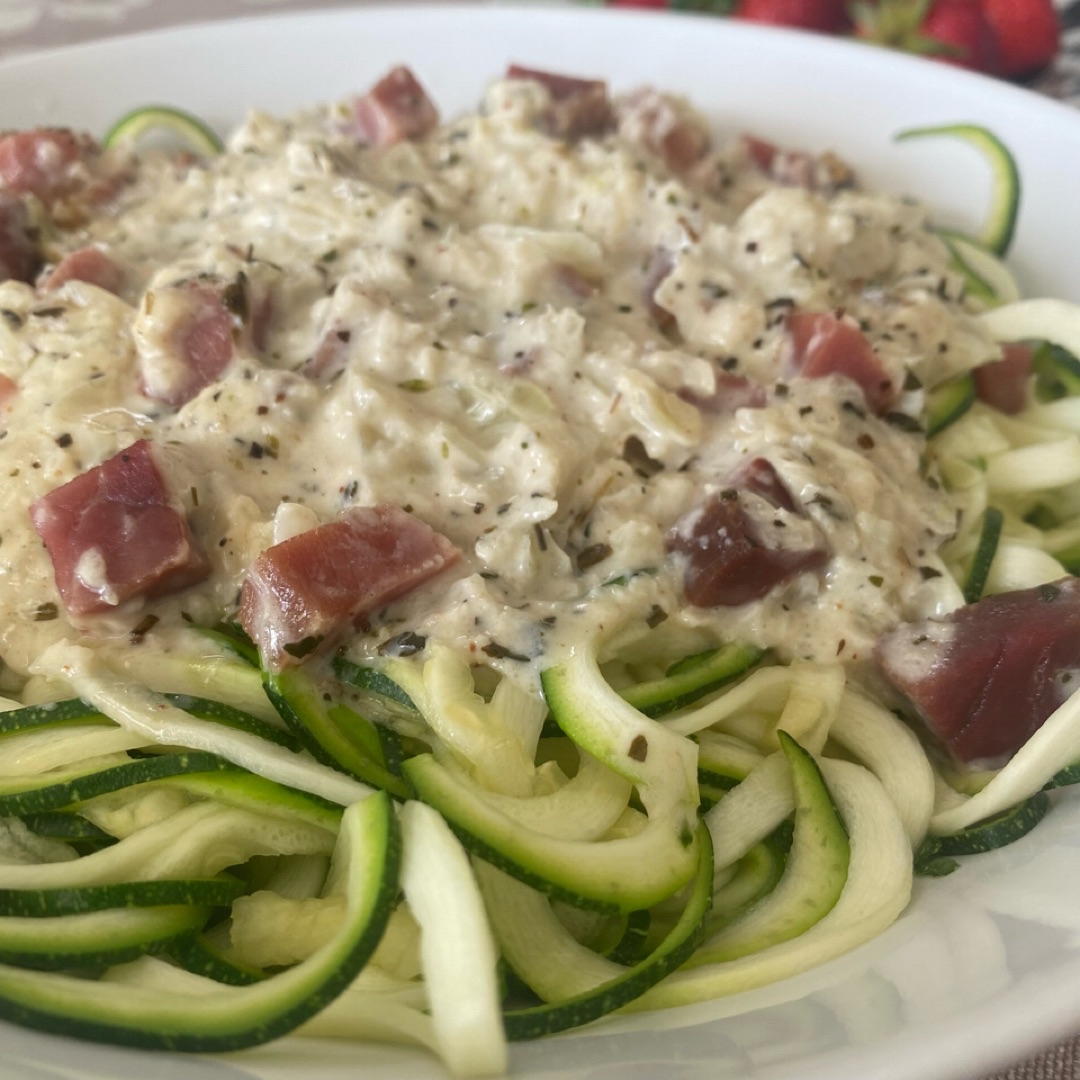 Tallarines de calabacín con jamón y nata Tallarines de calabacín con jamón y nata