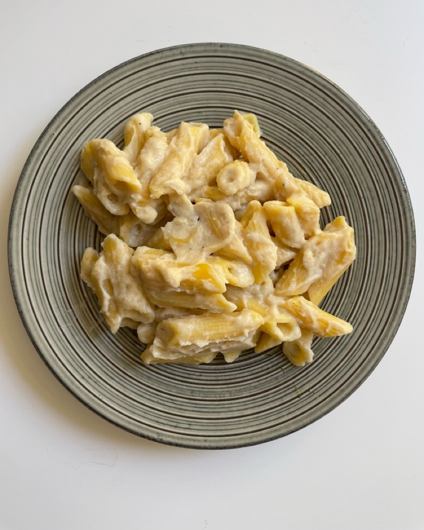 Macarrones con salsa alfredo vegana Macarrones con salsa alfredo vegana