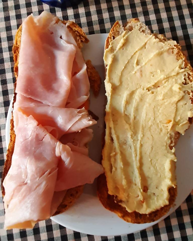 Torrades amb pernil dolç i hummus Torrades amb pernil dolç i hummus