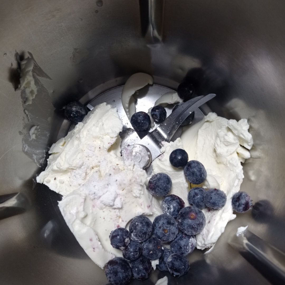Muffins 🧁 con arándanos 🫐 pera🍐y queso 🧀 Stracciatella Paso 5 Muffins 🧁 con arándanos 🫐 pera🍐y queso 🧀 Stracciatella Paso 5