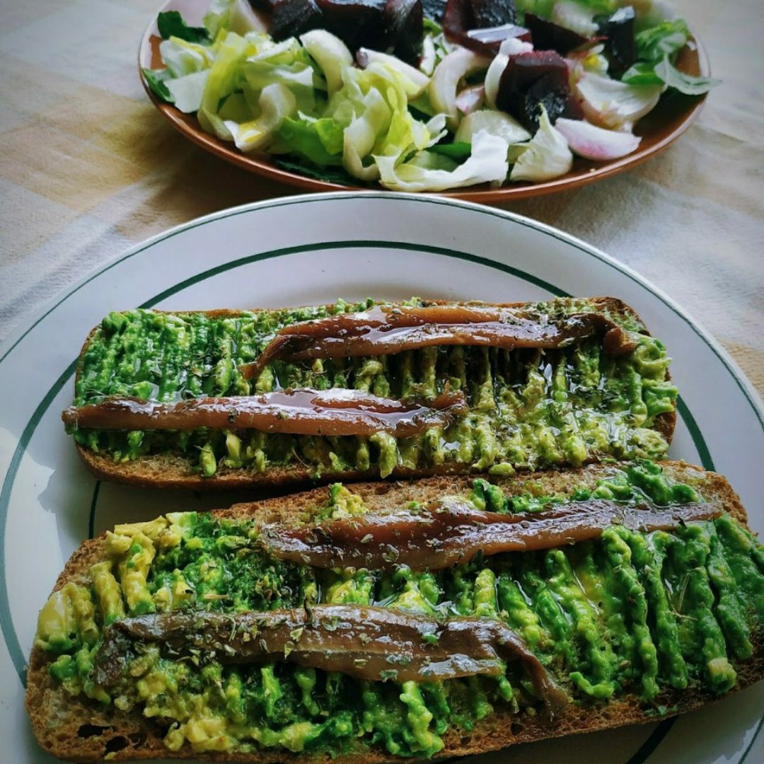 Torraeta de anchoas con aguacate y ensalada de remolacha fresca. Torraeta de anchoas con aguacate y ensalada de remolacha fresca.