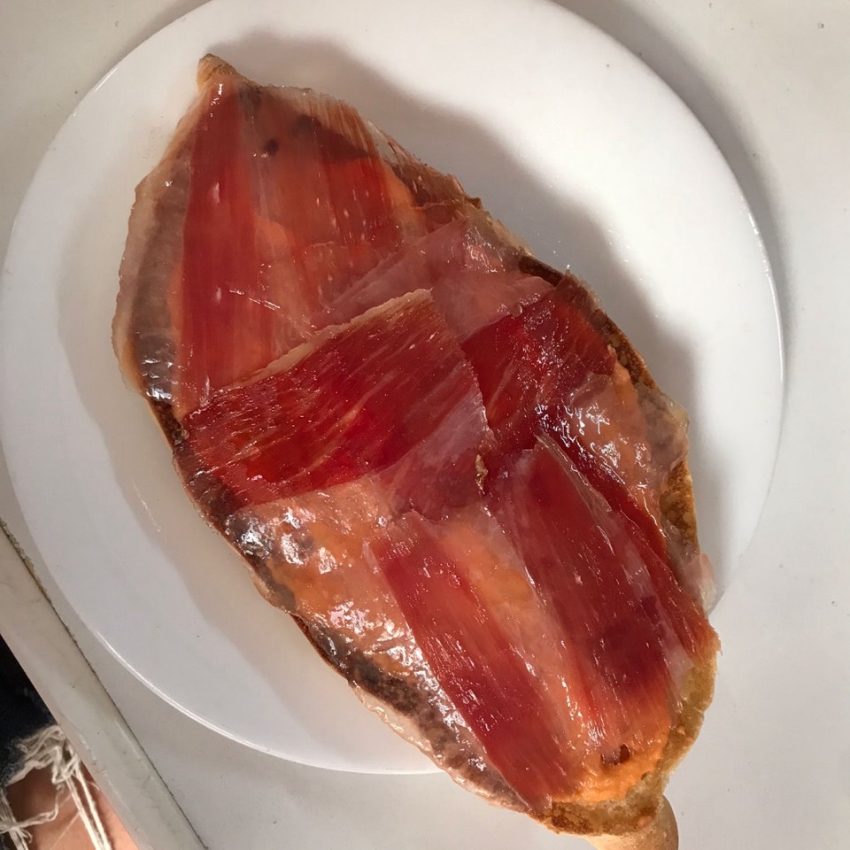 Tostada con Jamón y salmorejo Tostada con Jamón y salmorejo
