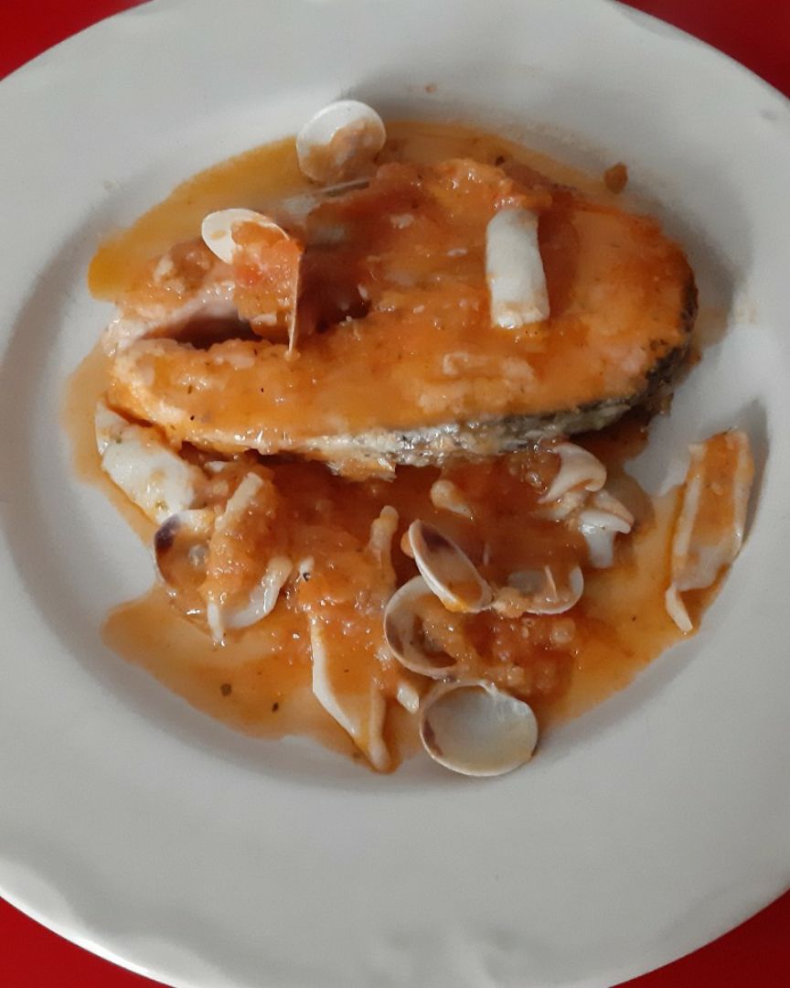 Salmon encebollado a la marinera