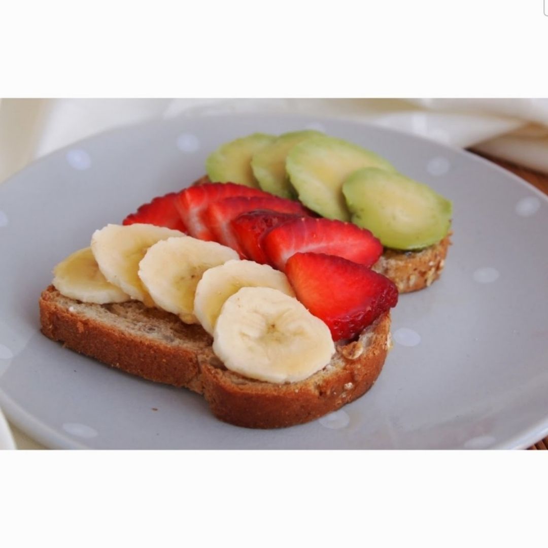 Tostada con plátano y fresas Tostada con plátano y fresas