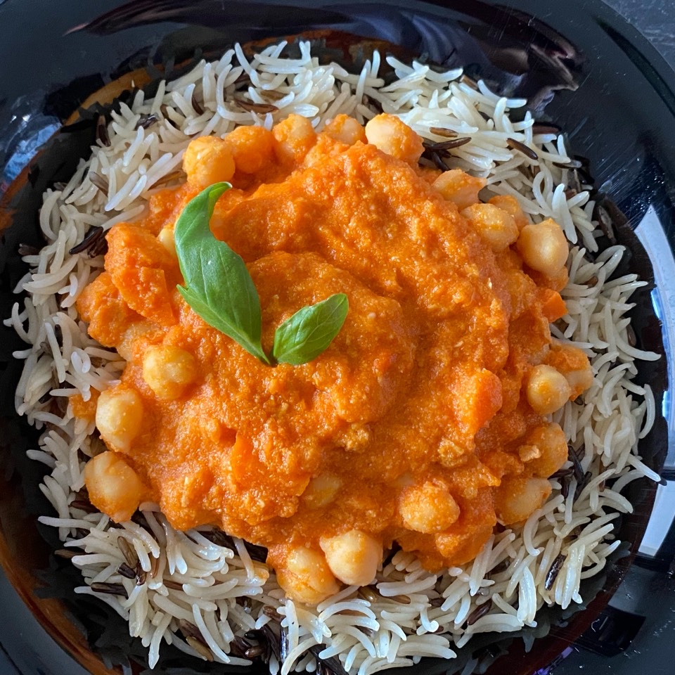 Garbanzos con salsa de coliflor y pimientos