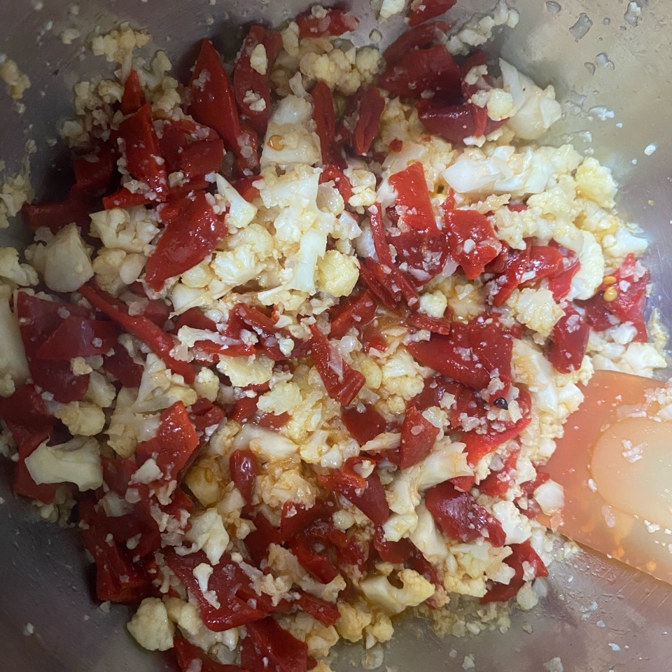 Garbanzos con salsa de coliflor y pimientos