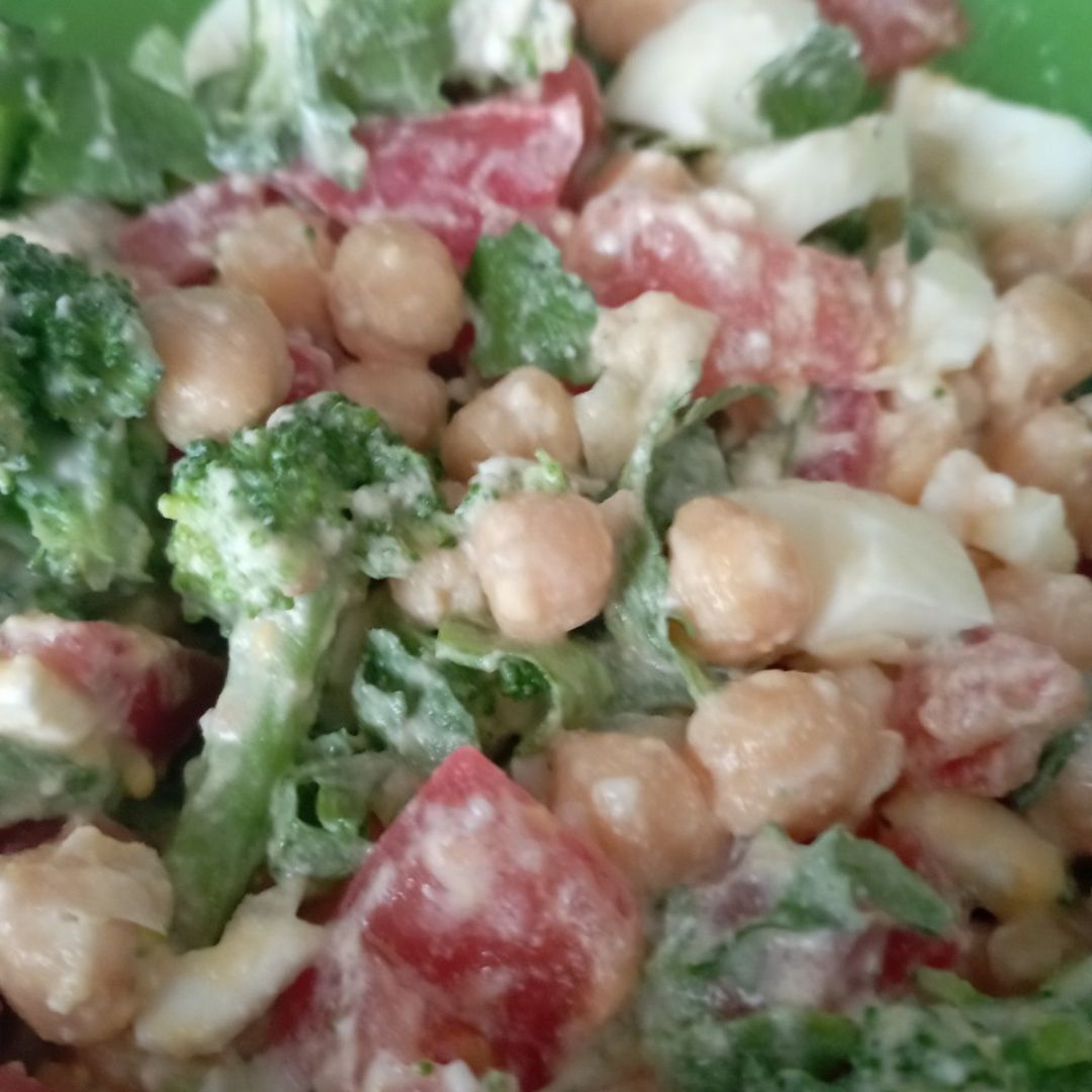 Ensalada de garbanzos con salsa de yogur Ensalada de garbanzos con salsa de yogur