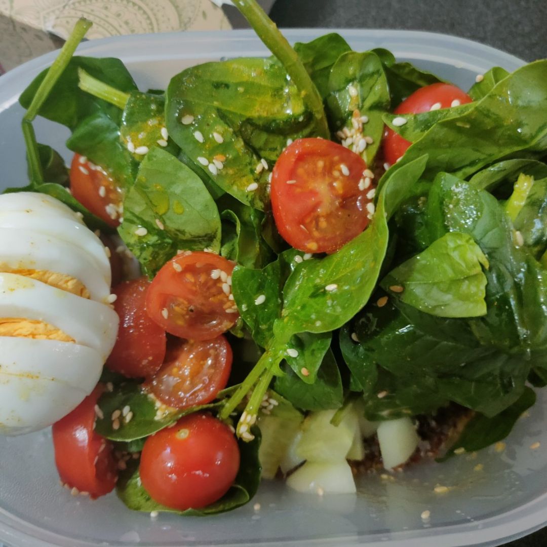 Ensalada variada de la huerta de quinoa y espinacas con semillas de sésamo. 
