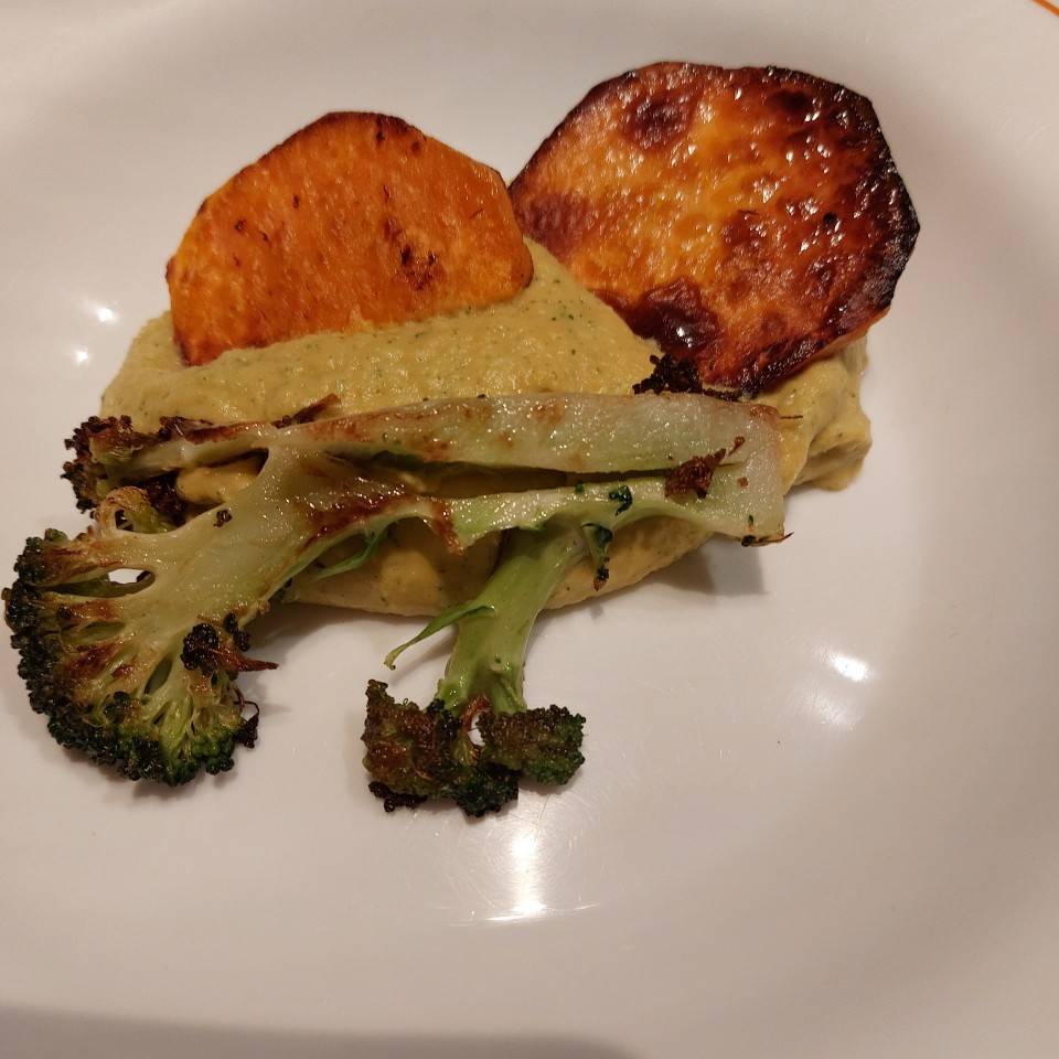 Puré de brócoli, batata y cebolla con tropezones. Puré de brócoli, batata y cebolla con tropezones.