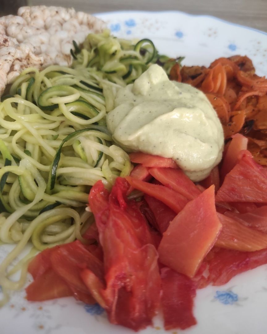 Calabacetis salteados con Palometa, zanahoria y salsa de aguacate 🥑 Calabacetis salteados con Palometa, zanahoria y salsa de aguacate 🥑
