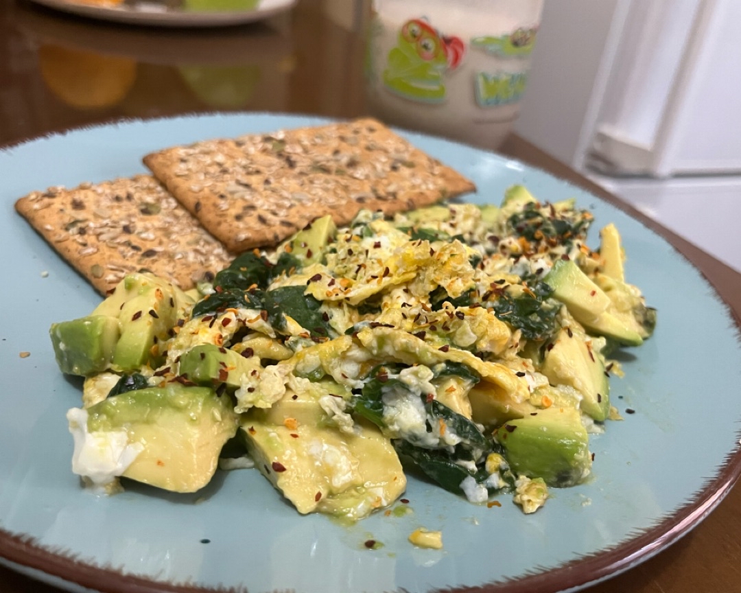 Huevos revueltos con aguacate Huevos revueltos con aguacate
