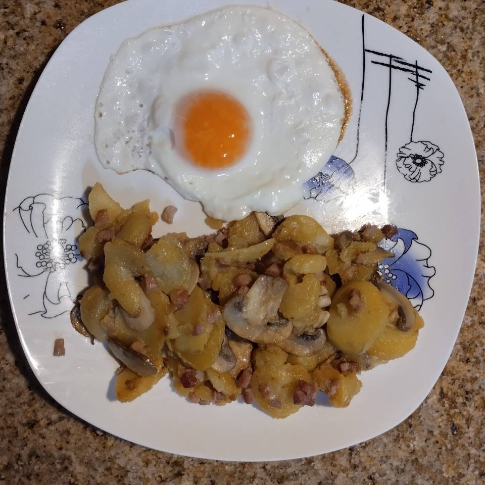 Revuelto de patatas con champiñones, jamón y huevo Revuelto de patatas con champiñones, jamón y huevo