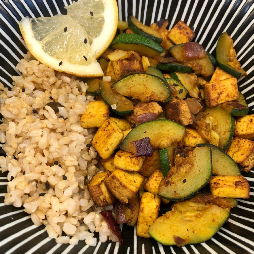 Tofu con verduras al curry y arroz