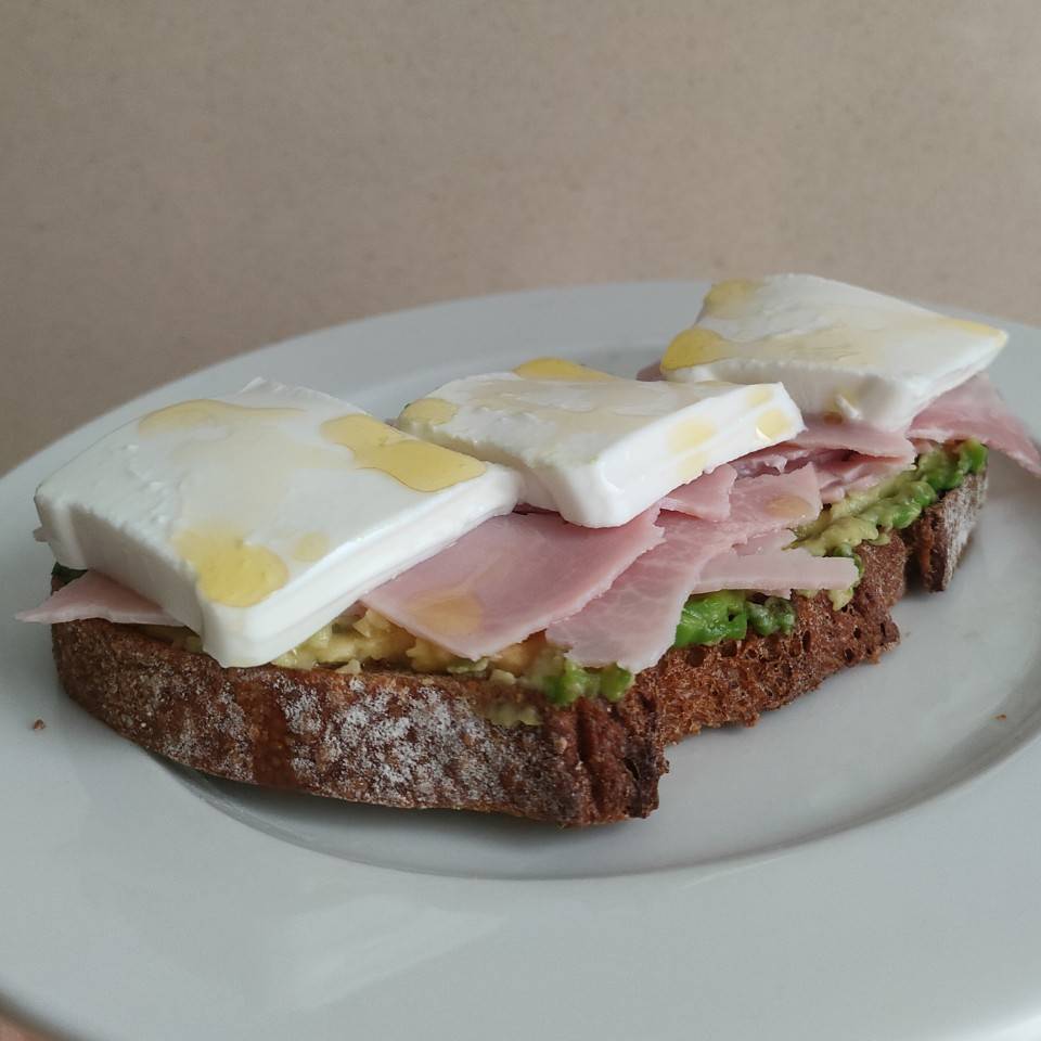 Tostada aguacate, jamón y queso fresco