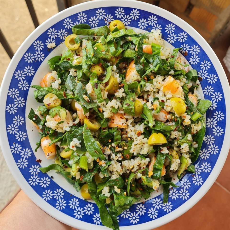 Ensalada de arroz integral con espinacas y langostinos Ensalada de arroz integral con espinacas y langostinos