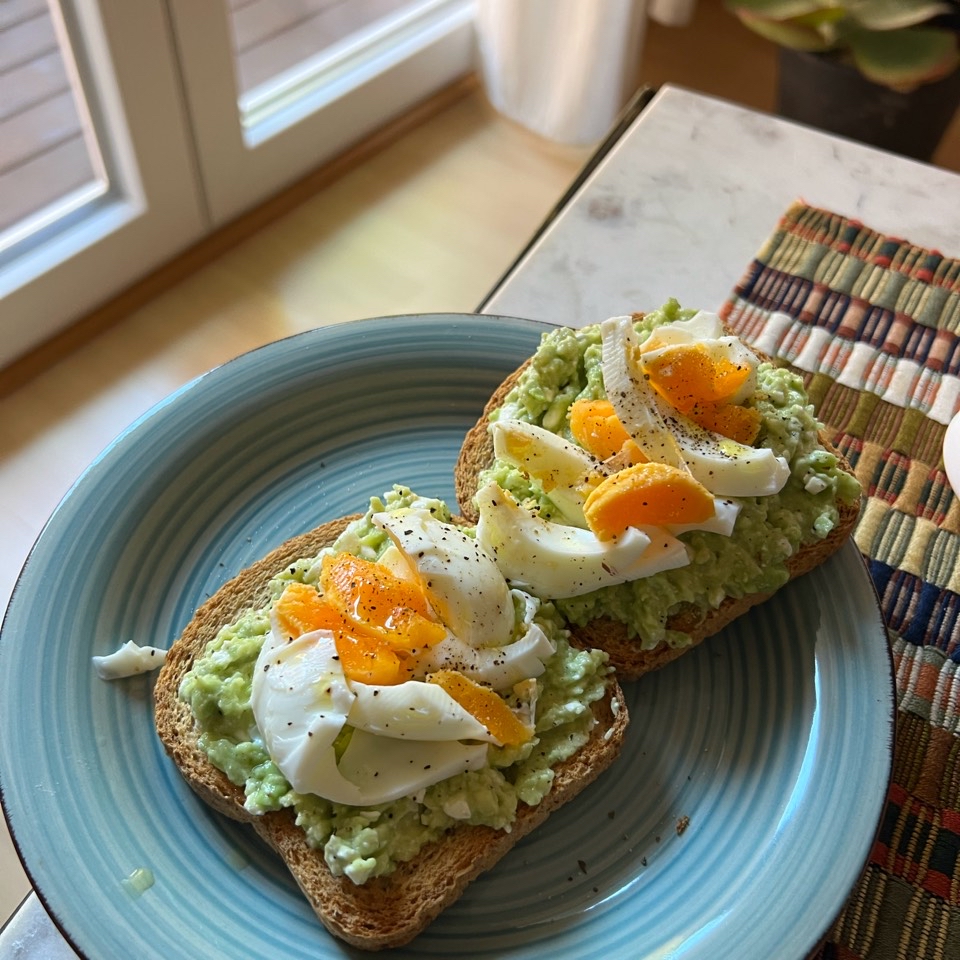 Tostada con palta y huevo Tostada con palta y huevo
