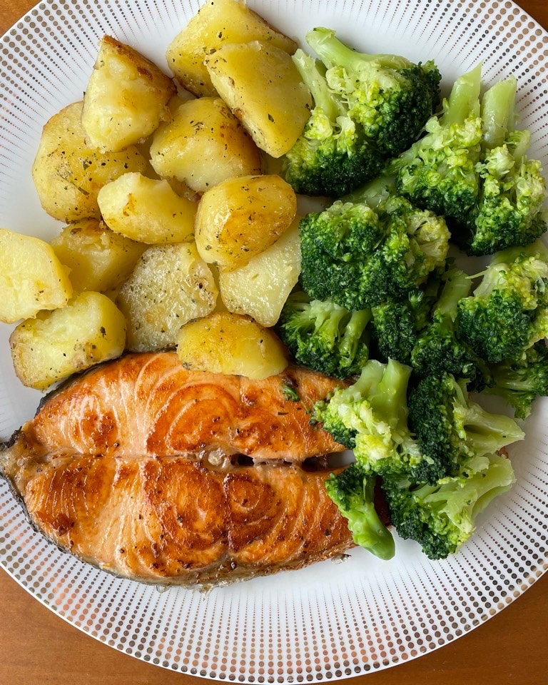 Salmón con patatas y brócoli Salmón con patatas y brócoli