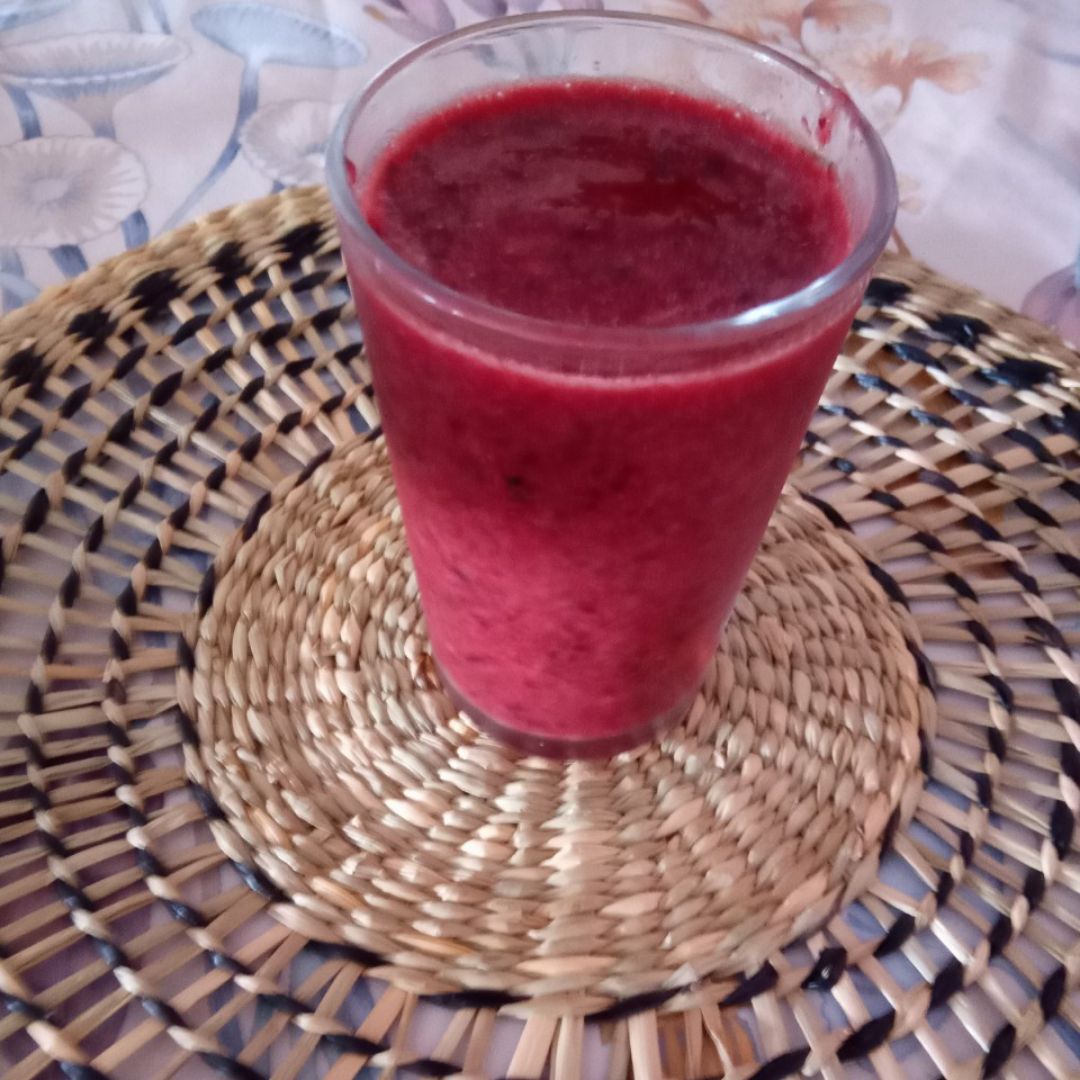 Smothie de cerezas y frutos rojos Smothie de cerezas y frutos rojos