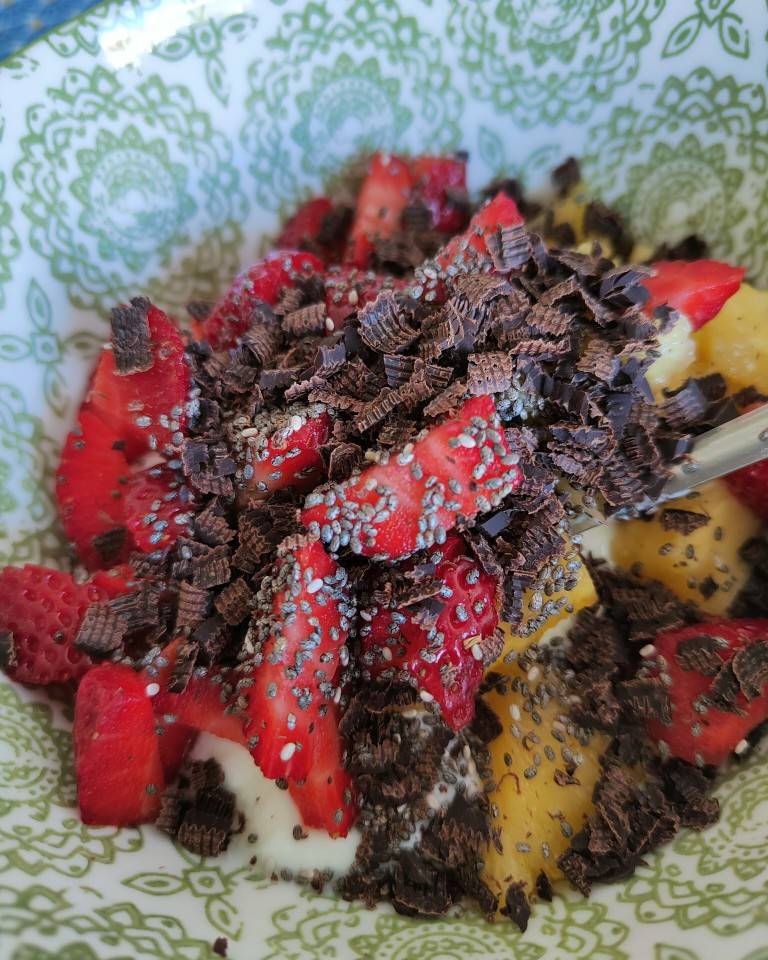 Yogur natural con piña, fresas, chocolate y chía Yogur natural con piña, fresas, chocolate y chía