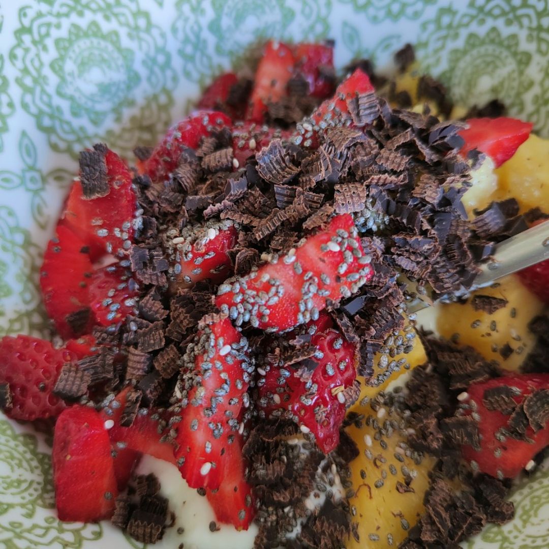 Yogur natural con piña, fresas, chocolate y chía Paso 3 Yogur natural con piña, fresas, chocolate y chía Paso 3