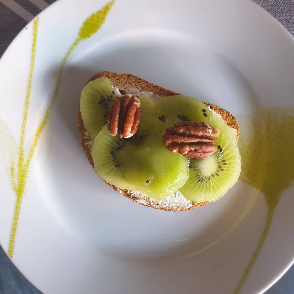Tosta de queso en crema sin lactosa, kiwi y nueces Tosta de queso en crema sin lactosa, kiwi y nueces