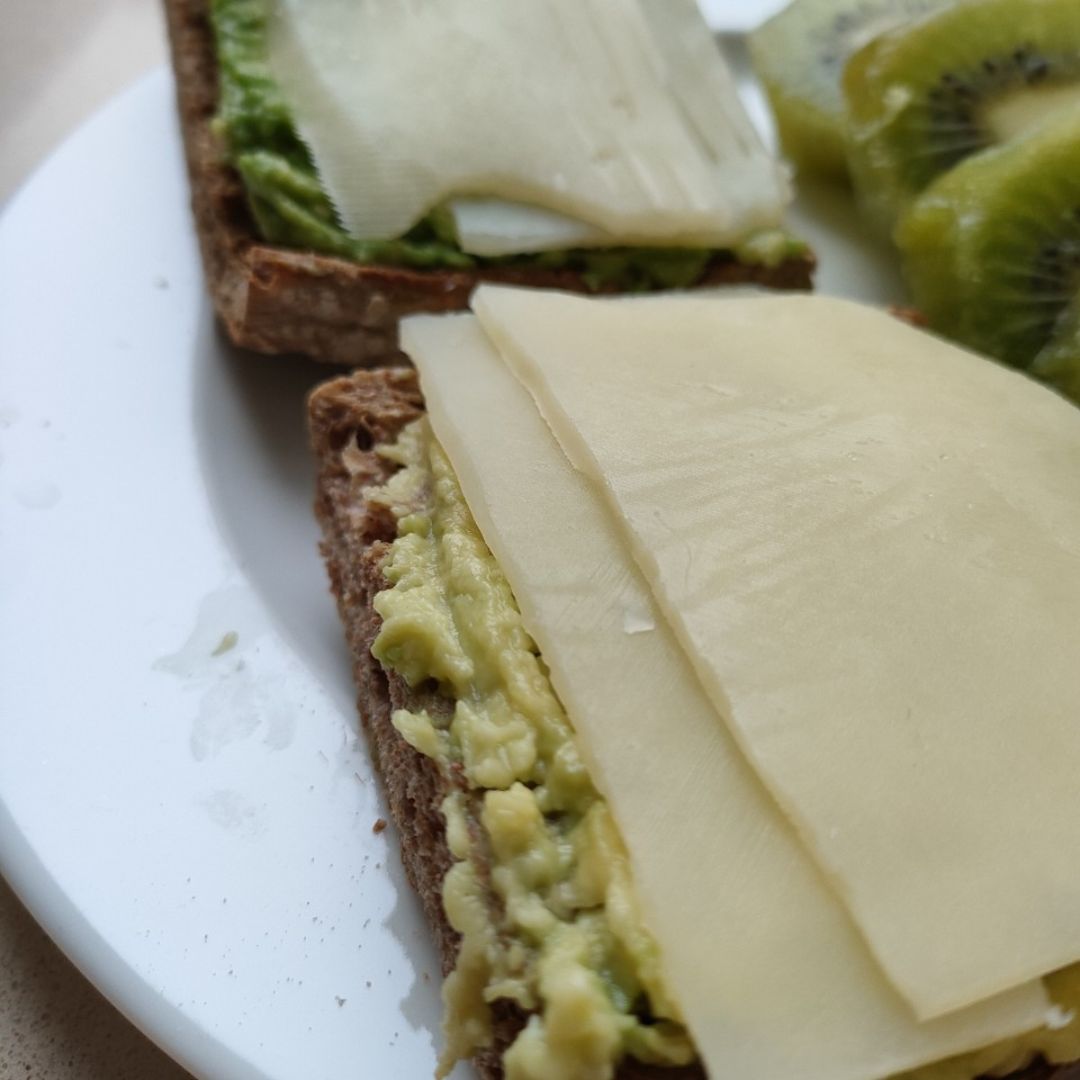Tostadas con aguacate y queso proteico 