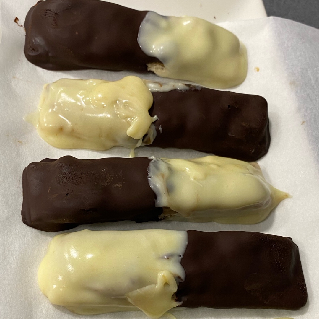 Barritas de helado de chocolate blanco y negro Paso 8 Barritas de helado de chocolate blanco y negro Paso 8