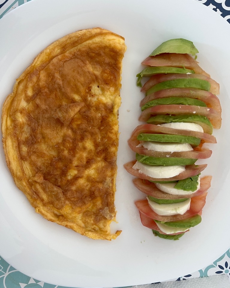 Tortilla francesa y ensalada de mozzarella, aguacate y tomate