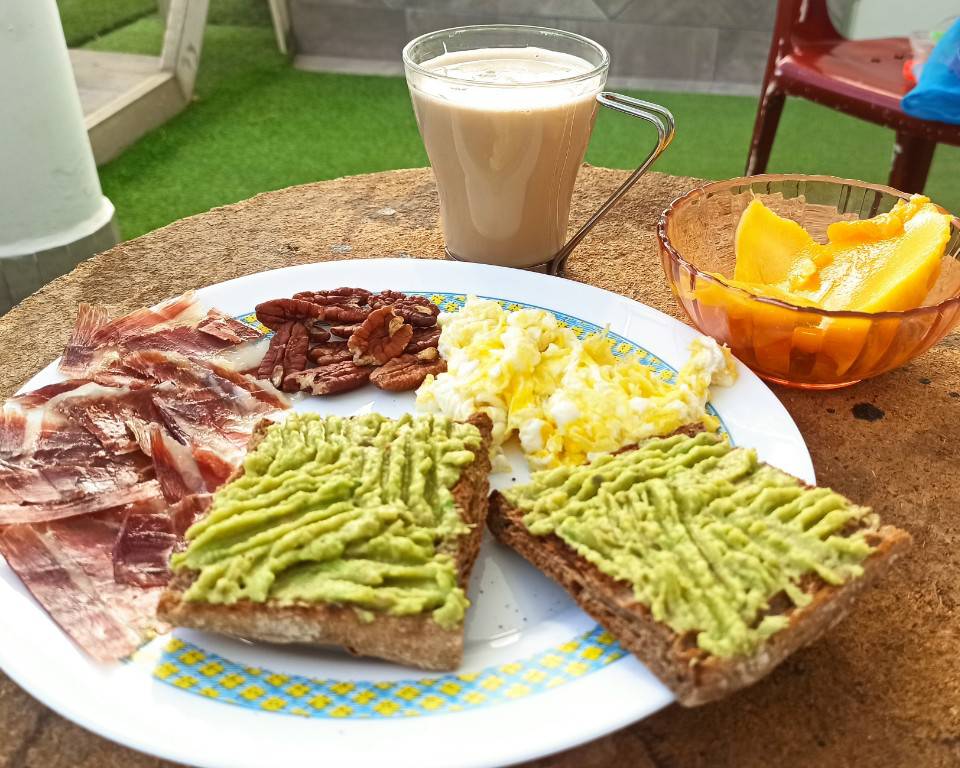 Tostadas con aguacate y jamón 