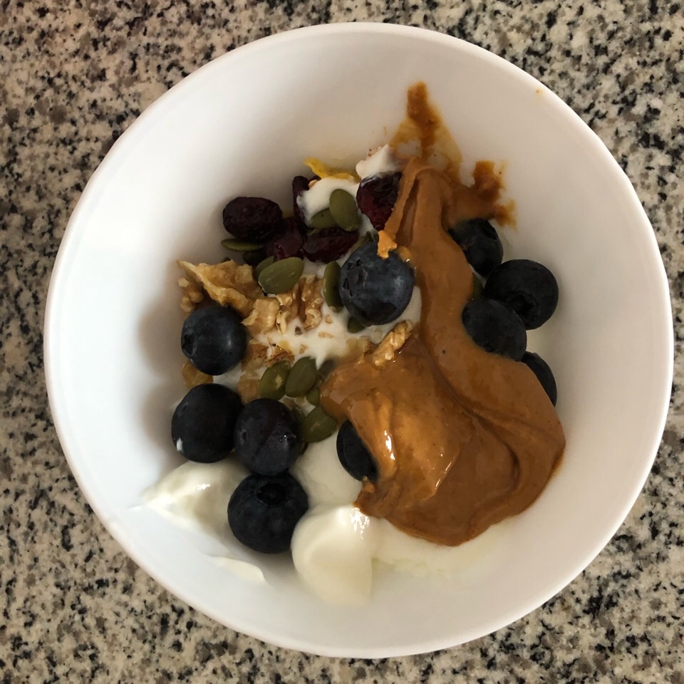 Yogur proteico con arándanos y frutos secos Yogur proteico con arándanos y frutos secos