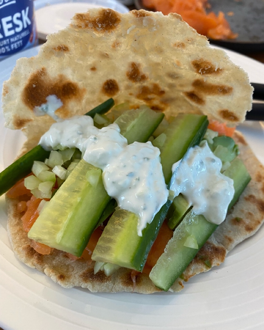 Pan pita relleno de salmón salvaje ahumado, aguacate y verduras 