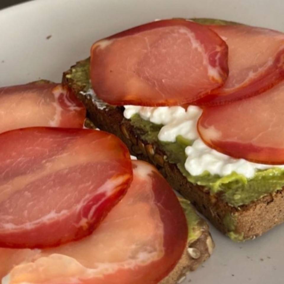 PARA TIRAR LA MAÑANA CON FUERZA. - Pan de centeno, Aguacate, Queso cottage y lomo embuchado. Café solo sin edulcorante y con hielo. PARA TIRAR LA MAÑANA CON FUERZA. - Pan de centeno, Aguacate, Queso cottage y lomo embuchado. Café solo sin edulcorante y con hielo.