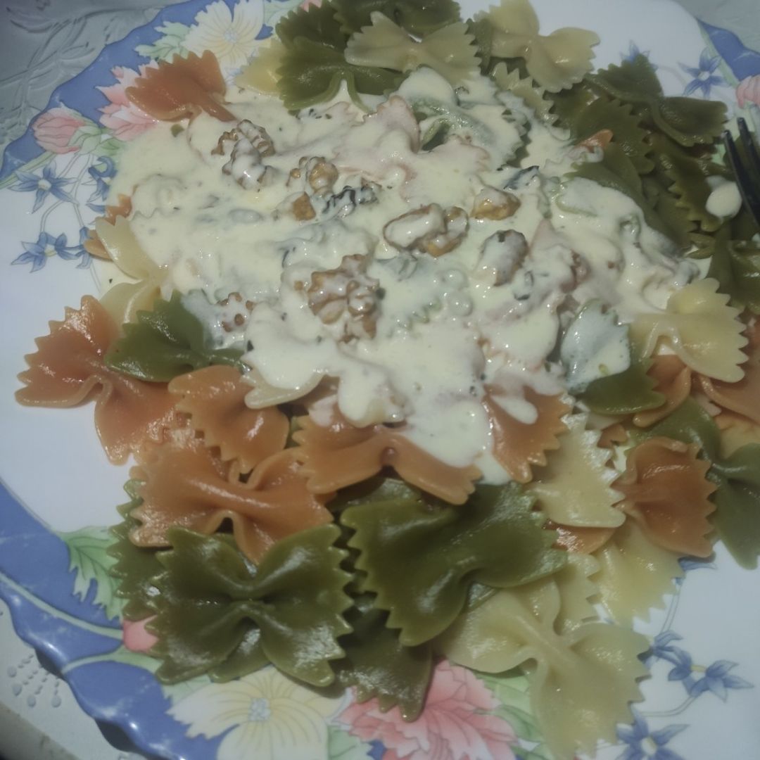 Pajaritas de verduras con salsa de queso gorgonzola y nueces Pajaritas de verduras con salsa de queso gorgonzola y nueces