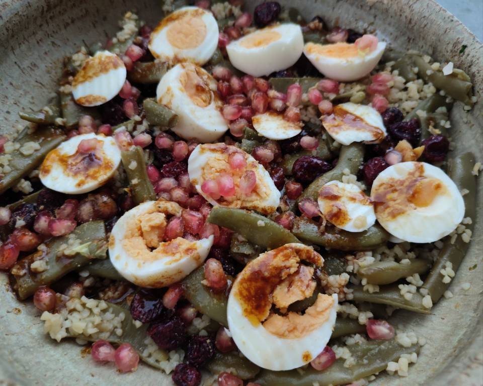 Ensalada de bulgur, judías verdes, huevo y granada con vinagreta de curry. Ensalada de bulgur, judías verdes, huevo y granada con vinagreta de curry.