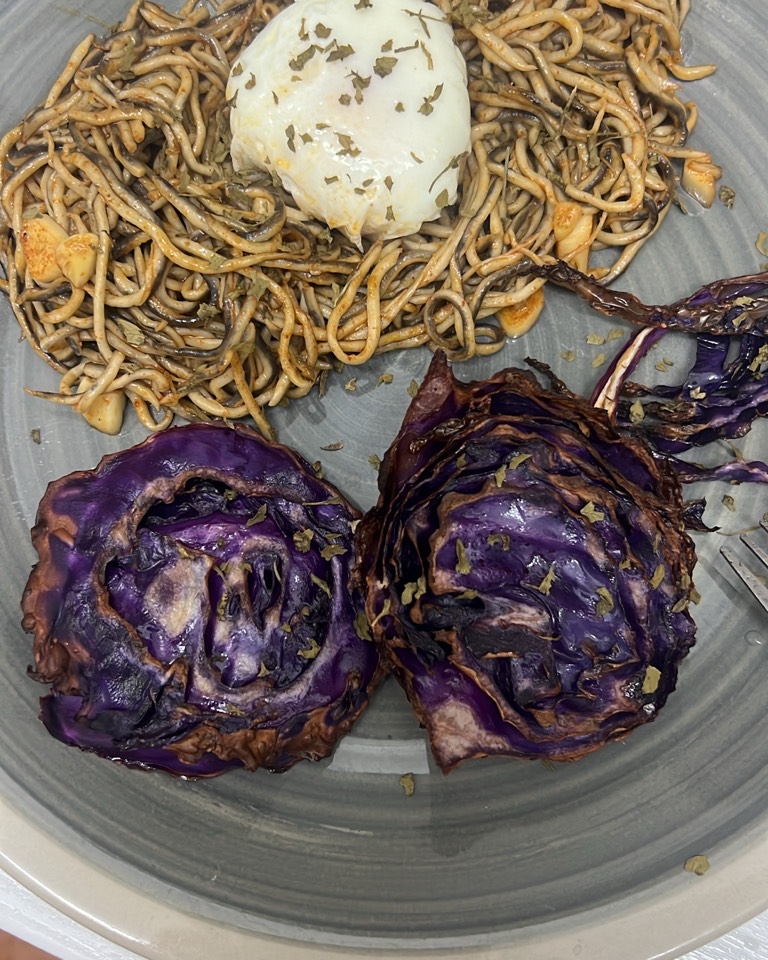 Gulas con huevo y col lombarda Gulas con huevo y col lombarda