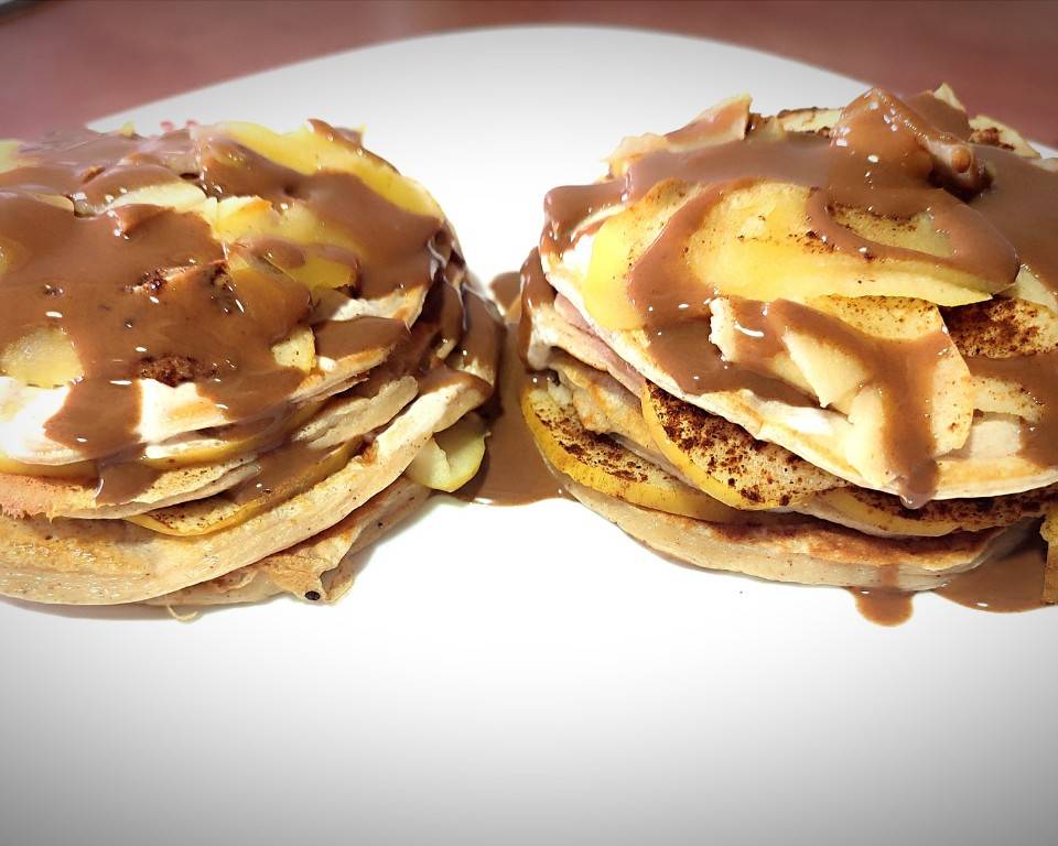 "Milhojas" de tortitas proteicas con manzana asada 