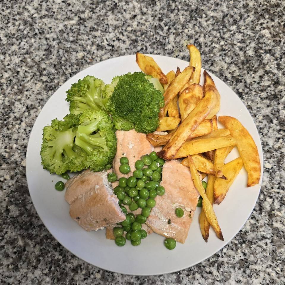 Salmon plancha con guisantes patatas y broccoli Salmon plancha con guisantes patatas y broccoli