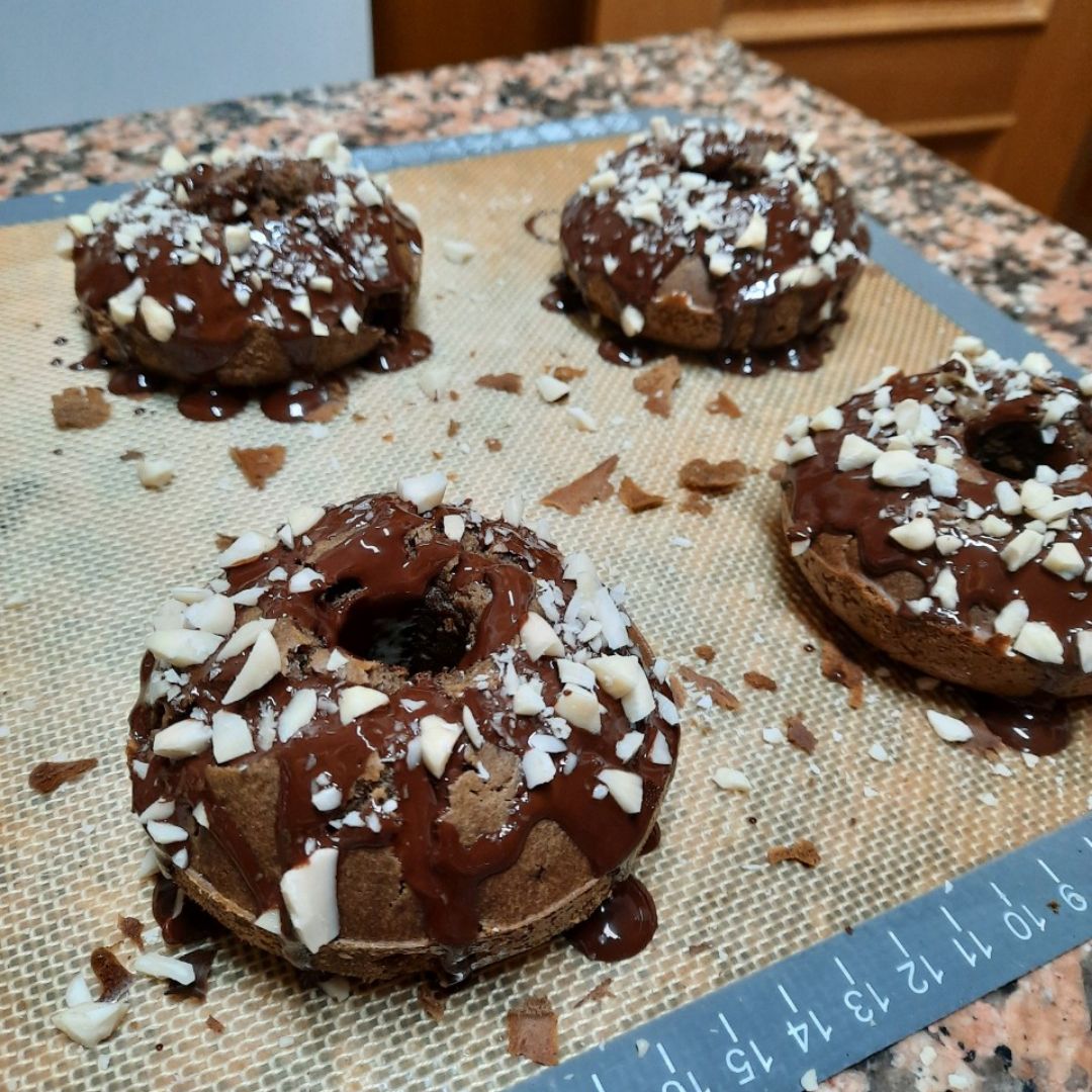 Donuts de te matcha y chocolate Donuts de te matcha y chocolate
