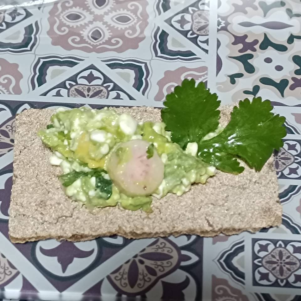 Tosta de rabanitos con aguacate y queso cottage Tosta de rabanitos con aguacate y queso cottage
