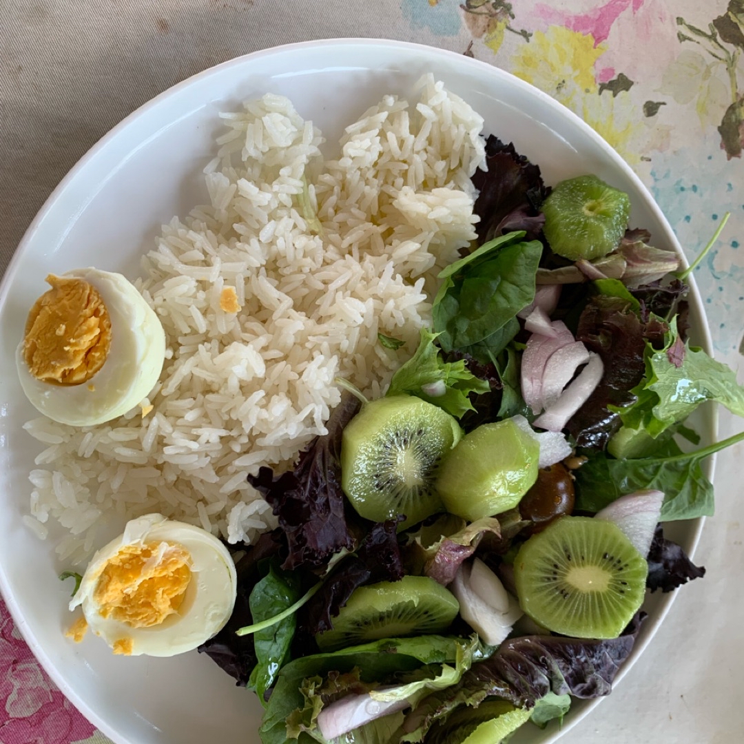 Ensalada acompañada de arroz y huevo Ensalada acompañada de arroz y huevo