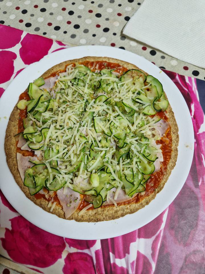 Pizza integral de calabacín y atún