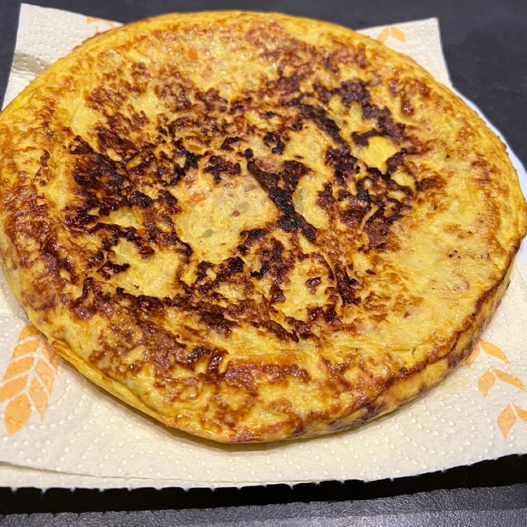 Tortilla de calabacín y zanahoria con jamón y queso crema 