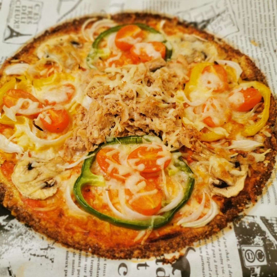 Pizza con base de coliflor, verduras y atun