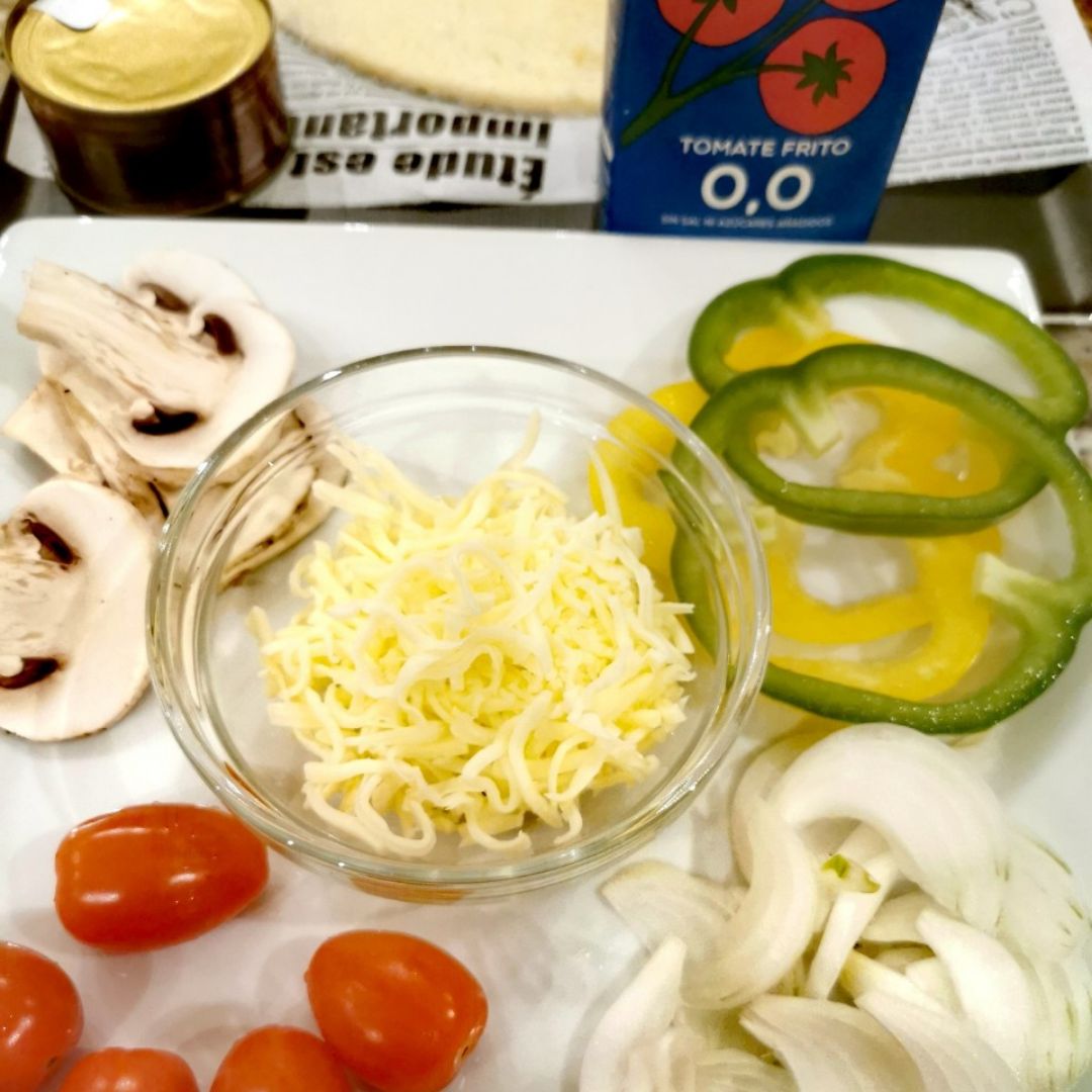 Pizza con base de coliflor, verduras y atun Paso 2