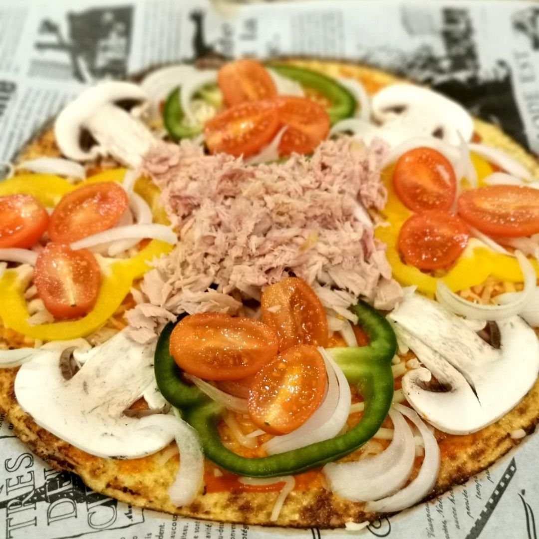 Pizza con base de coliflor, verduras y atun Paso 3