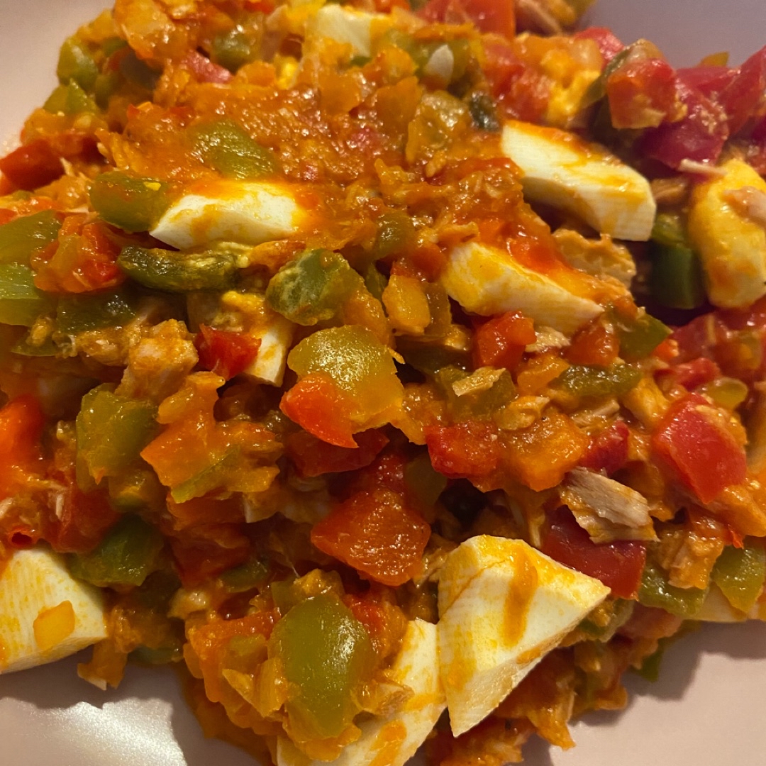 Pisto de pimientos y cebolla con atún y huevo Pisto de pimientos y cebolla con atún y huevo