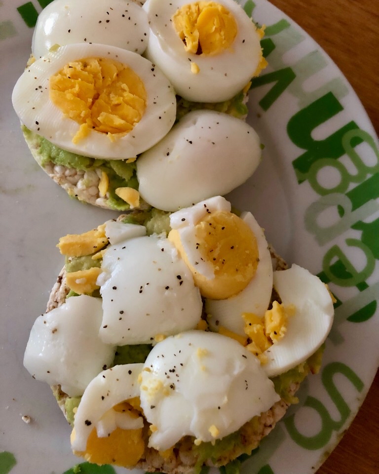 Tortitas de arroz con aguacate y huevo Tortitas de arroz con aguacate y huevo