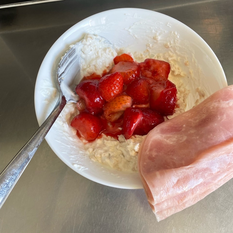 Yogurt proteico con avena y fresas y 3 lonchas de jamón cocido